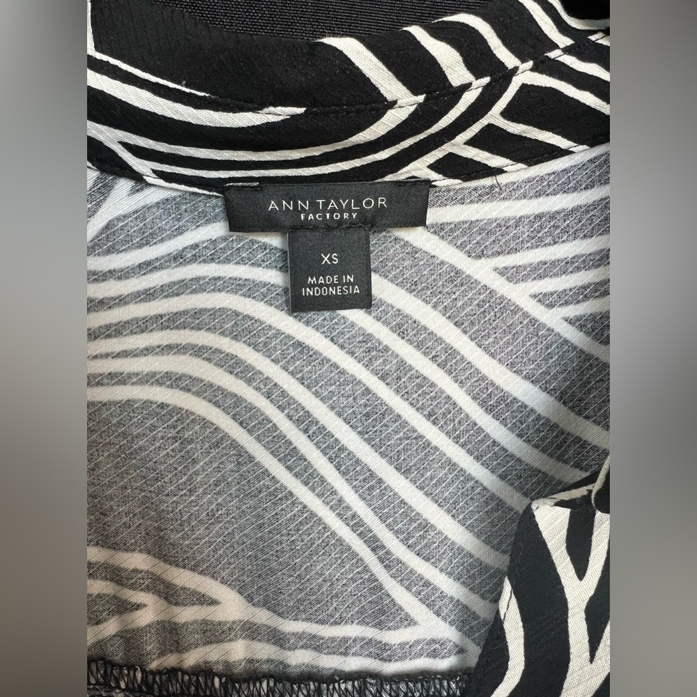 π€ EUC ANN TAYLOR FACTORY Black & White Wavy Line V-Neck Blouse | Womenβs Size XS - Picture 4 of 8